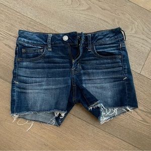🌱 Like new American Eagle Dark Wash Rough Edge Denim Shorts in size 4.